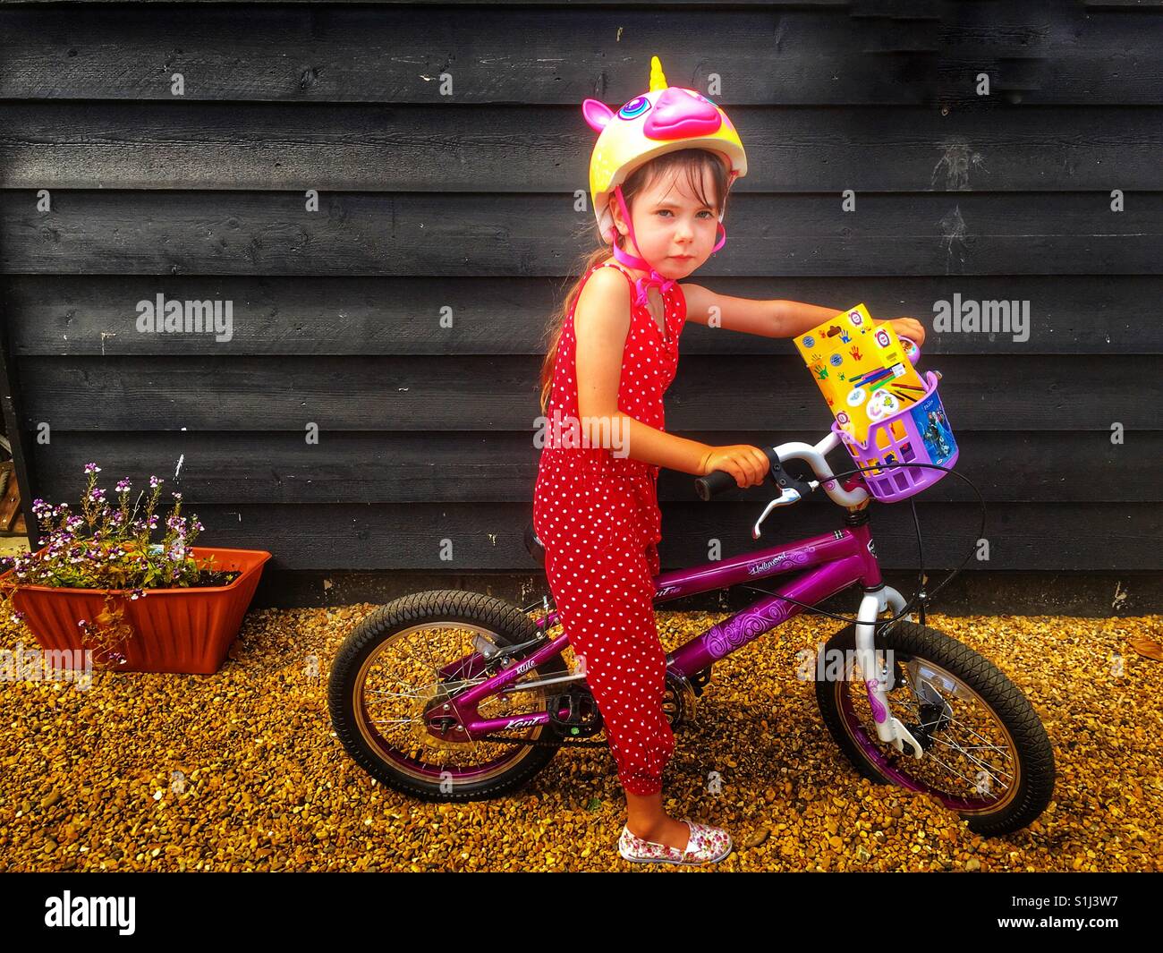 Kind auf dem Fahrrad - Smartphone-aufgenommenes Stockfoto