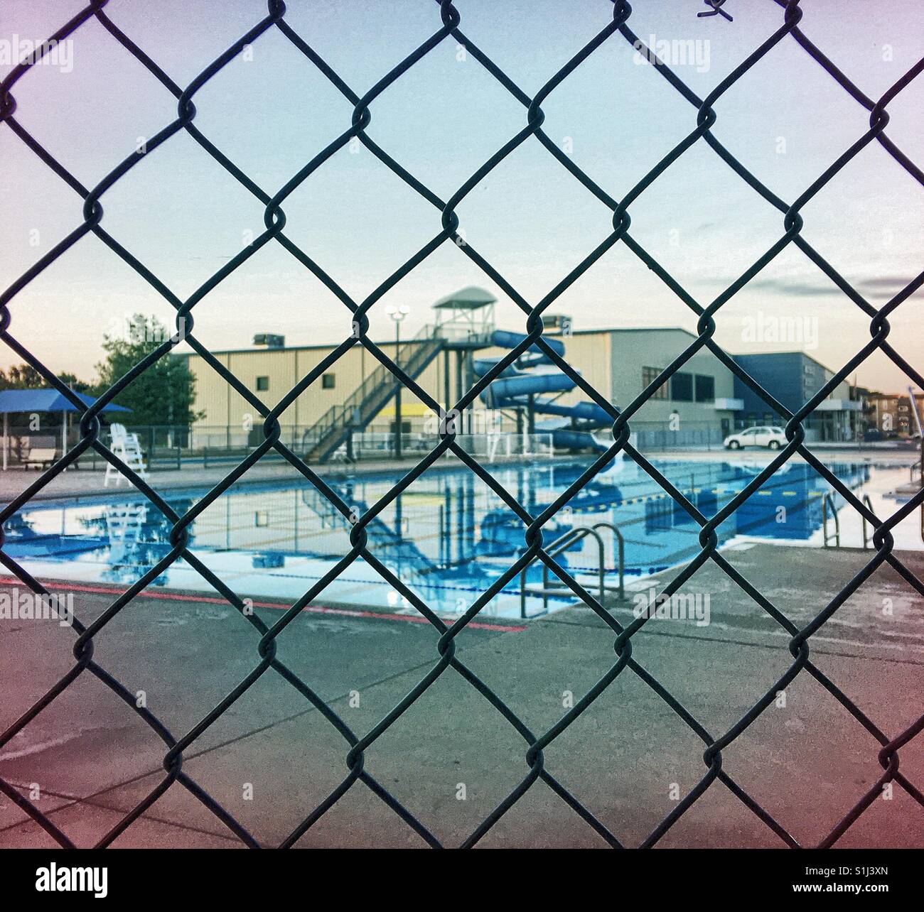 Mit Blick auf den geschlossenen Schwimmbad durch Tor Stockfoto