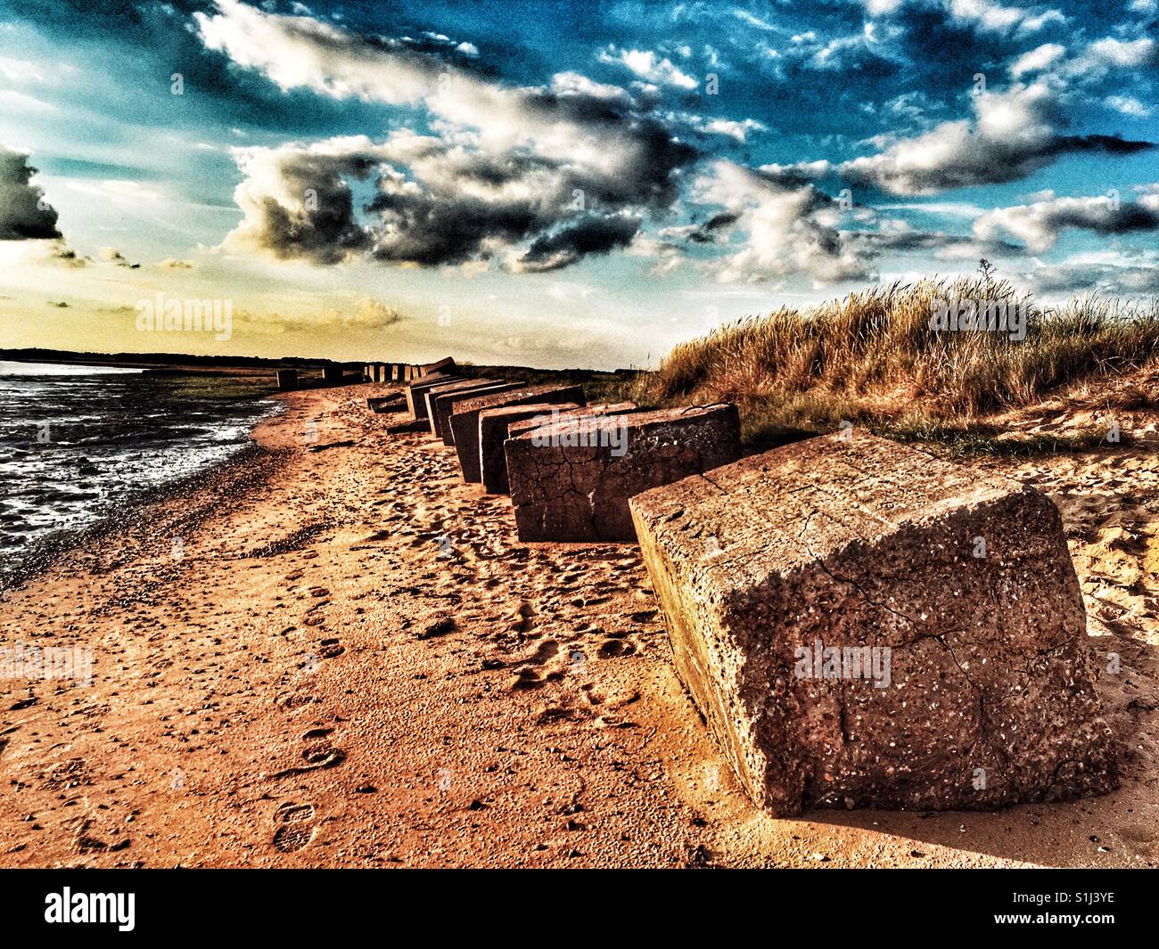 Während des Krieges Anti-Invasion Beton blockiert, Fluss Deben, Bawdsey Fähre, Suffolk, UK. - Smartphone-aufgenommenes Stockfoto