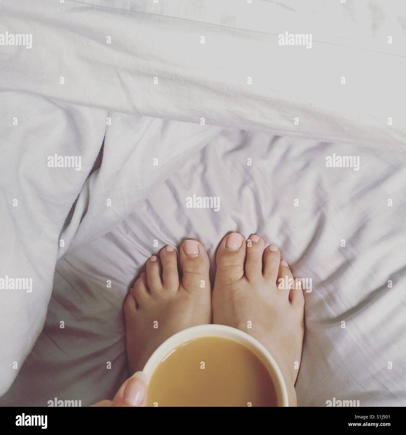 Eine Tasse Tee im Bett Stockfoto