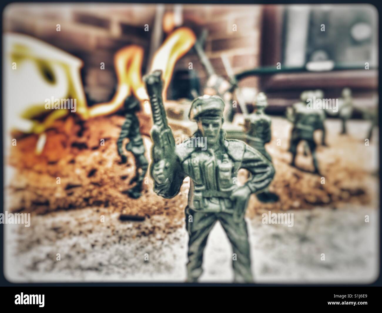 Spielzeug-Soldat-Offizier einen Überblick über das Schlachtfeld. Stockfoto