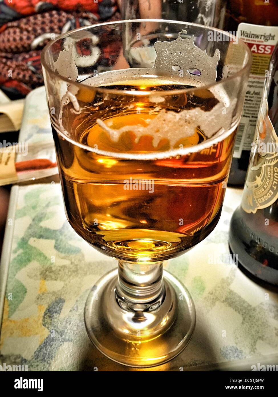 Glas Bier auf dem Tisch - Smartphone-aufgenommenes Stockfoto