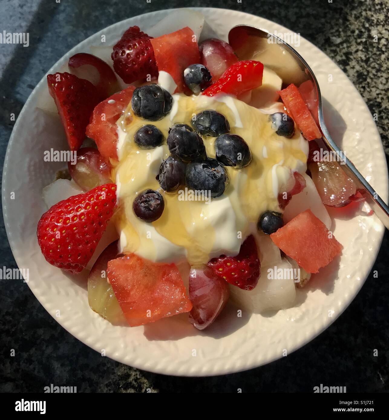 Gesundes Frühstück. Müsli mit griechischem Joghurt und Obst Stockfoto