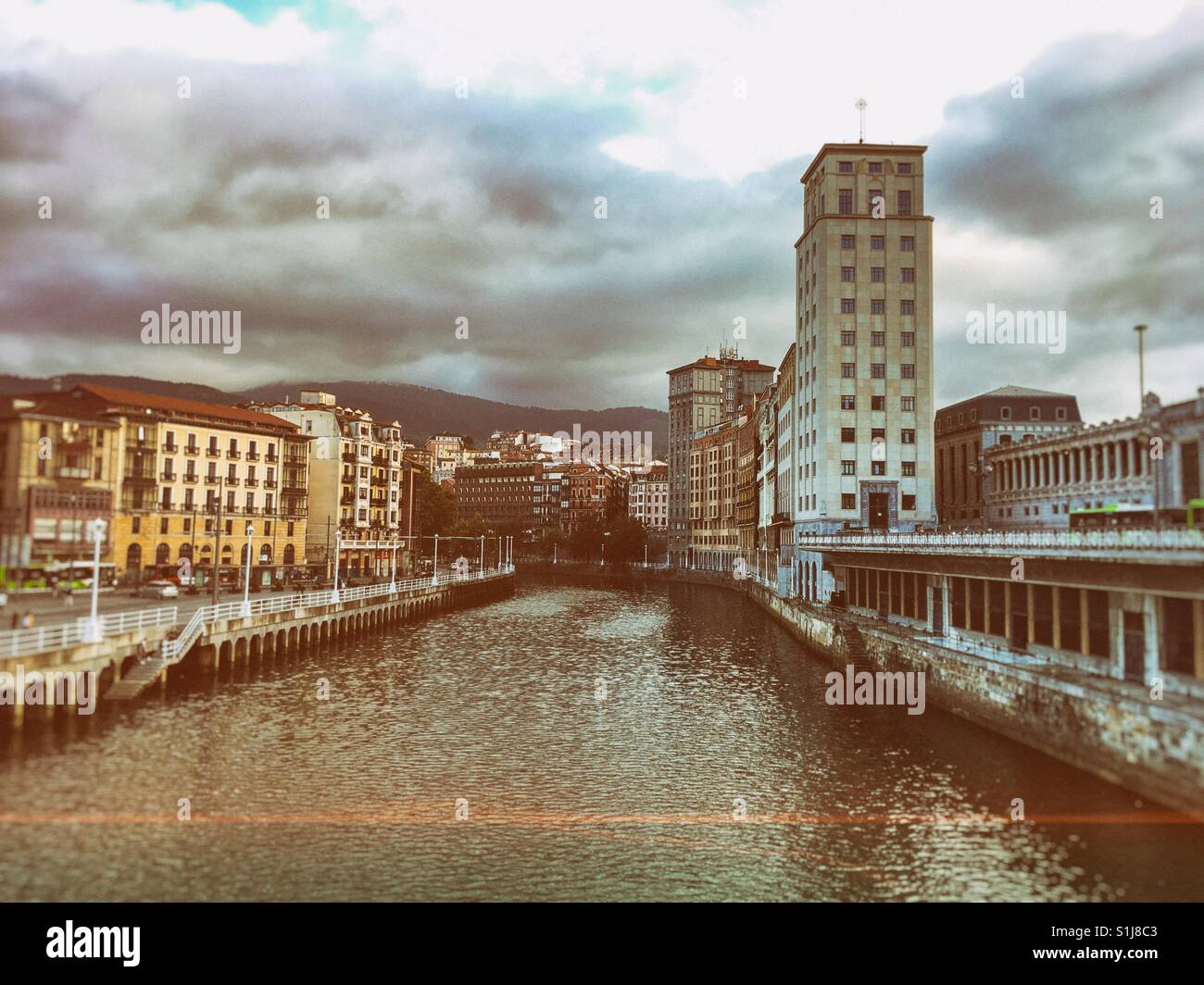 Gebäude vom Fluss Nervión in Bilbao Spanien - Smartphone-aufgenommenes Stockfoto