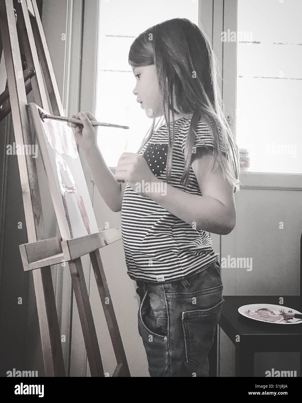 Kind malen -Fotos und -Bildmaterial in hoher Auflösung – Alamy