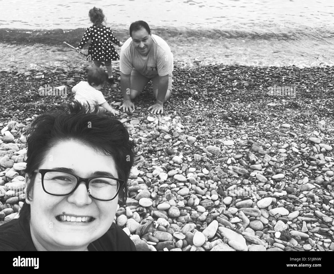 Familie auf dem Strand Corsica - Smartphone-aufgenommenes Stockfoto