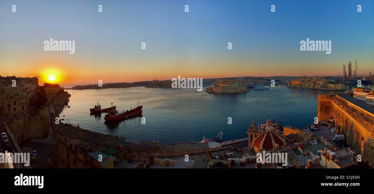 Sonnenaufgang über dem Hafen von Valletta auf Malta. Stockfoto