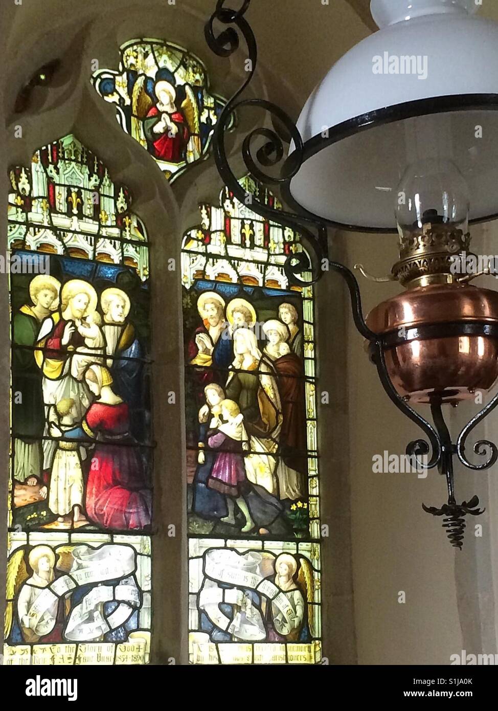 Buntglas-Fenster & Paraffin Lampe bei All Saints Church, Norton Mandeville,  Essex Stockfotografie - Alamy