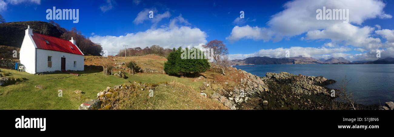 Traditionelle schottische Hütte mit schönen Meer Wiew, Schottland, UK Stockfoto