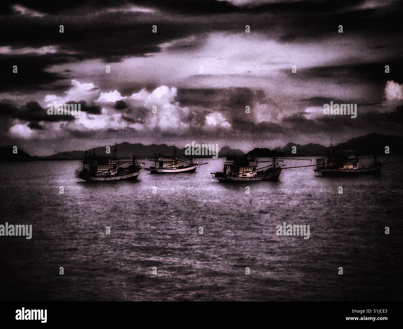 Boote verankert vor Altstadt Koh Lanta, Thailand - Smartphone-aufgenommenes Stockfoto