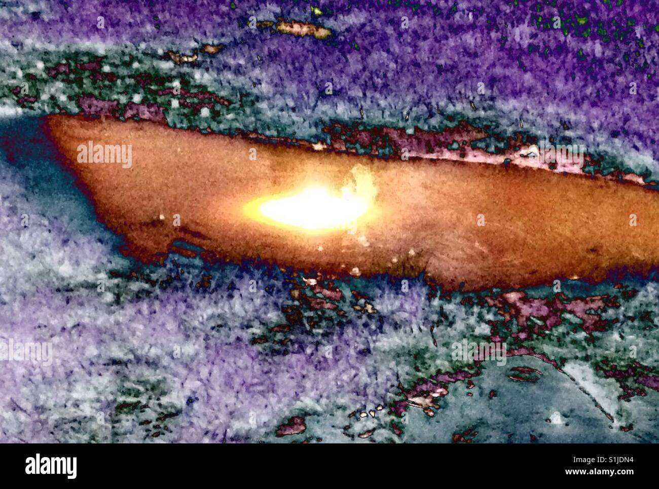 Coole Flash-Feuerwerkskörper auf Pfütze durch filter - Smartphone-aufgenommenes Stockfoto