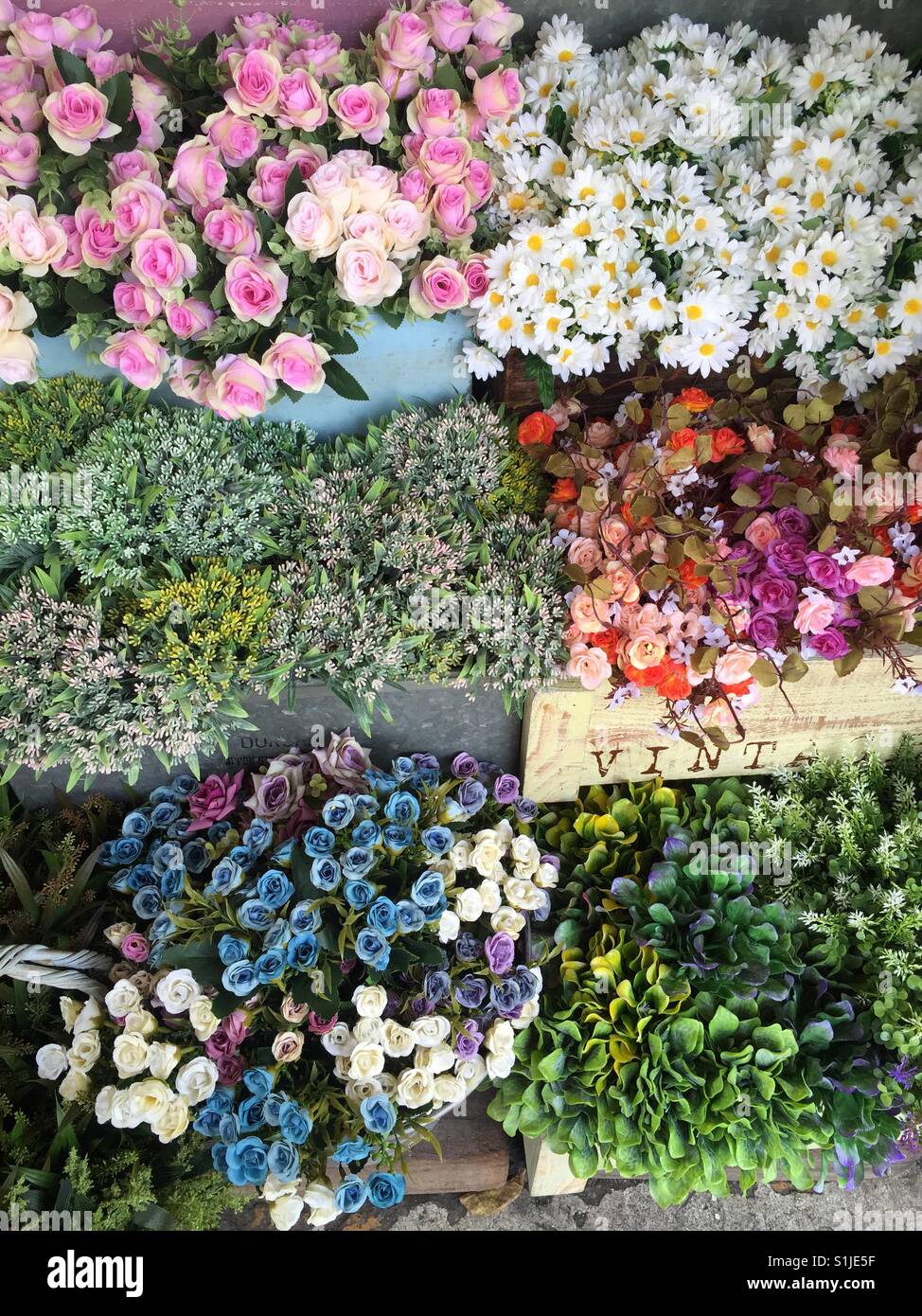 Schöne künstliche Blumen auf dem Markt Stockfoto