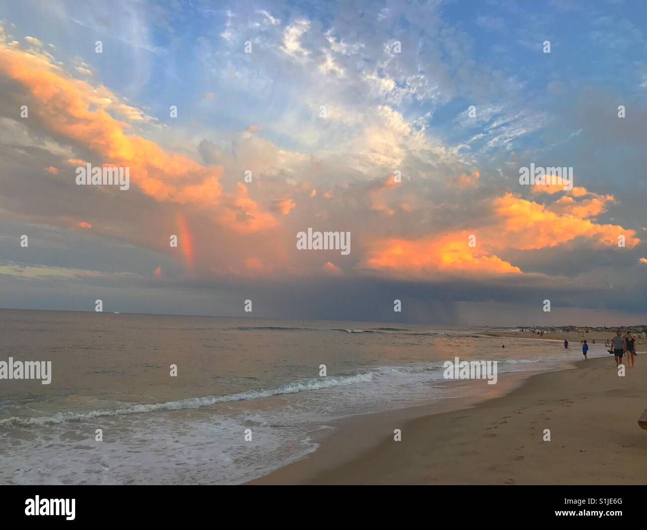 Gibt es ein Regenbogen in bunten Himmel am Strand im Ocean Grove Jersey shore Stockfoto
