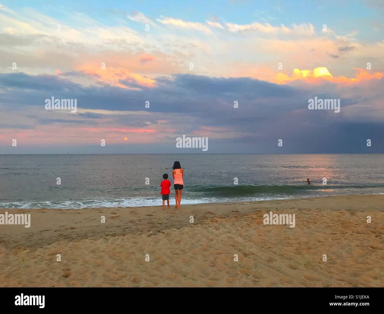 Erstaunliche Mond Aufstieg Sonnenuntergang am Strand Jersey shore Stockfoto