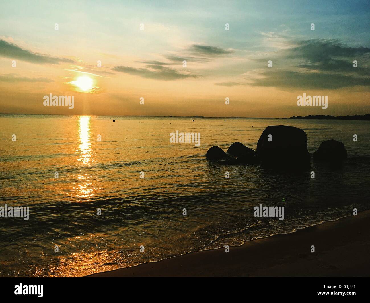 Sonnenaufgang am Strand von Bintan Lagoon Stockfoto
