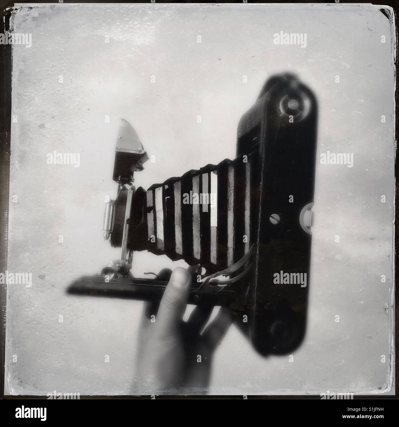 Bild einer Vintage-Kamera aus den 1920er Jahren Bild um Bild Ferrotypie aussehen zu verleihen, das war eine traditionelle bildgebende Technik, die auch als Platte oder Kollodium Nassverfahren wissen ist bearbeitet - Smartphone-aufgenommenes Stockfoto