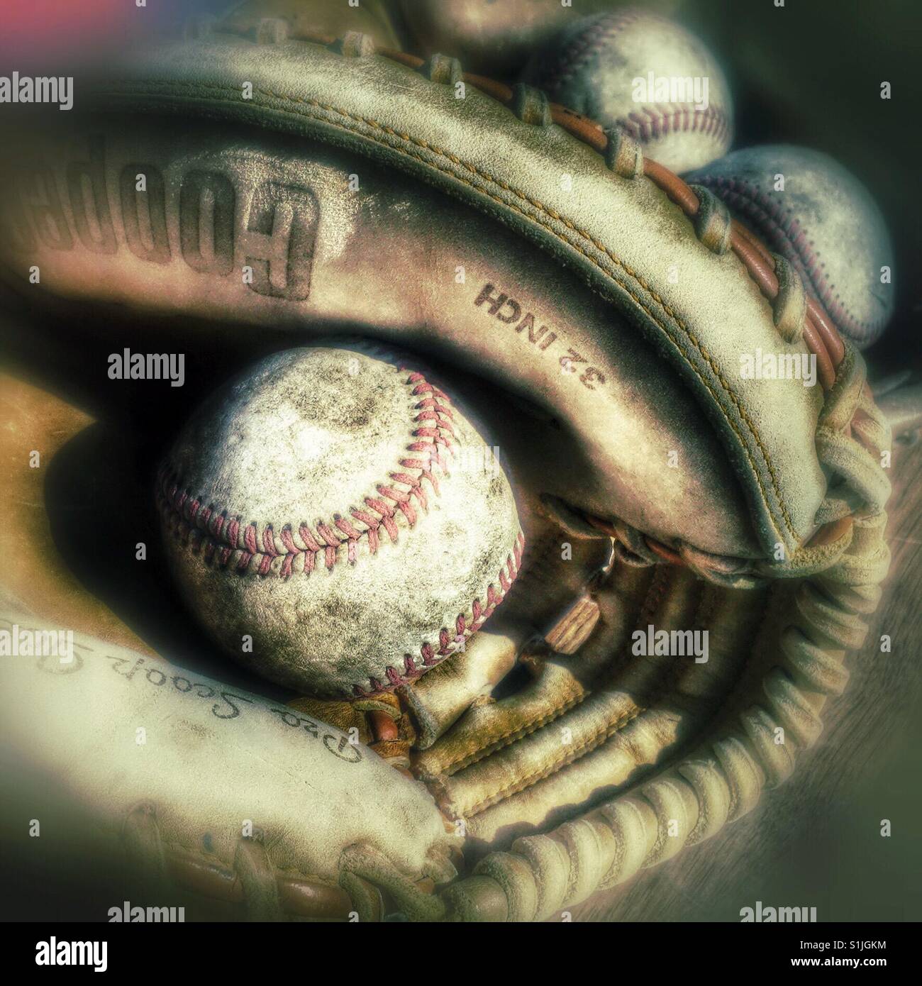 Alten Baseballhandschuh und ball Stockfoto