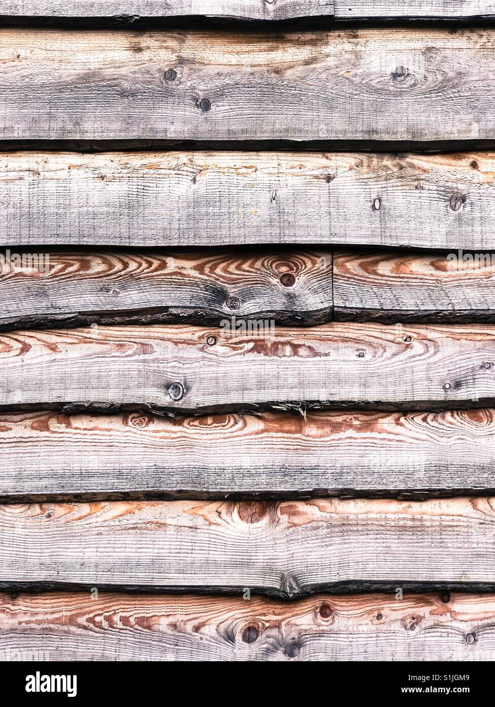 Rustikale Holzverkleidungen an der Seite eines Gebäudes. Stockfoto