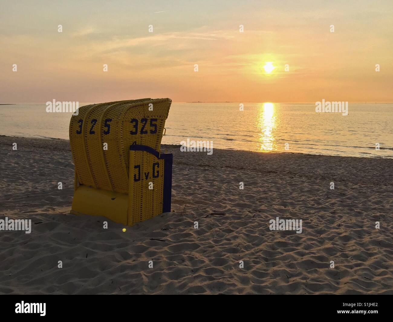 Strandkorb bei Sonnenuntergang am Strand von Duhnen in der Nähe von