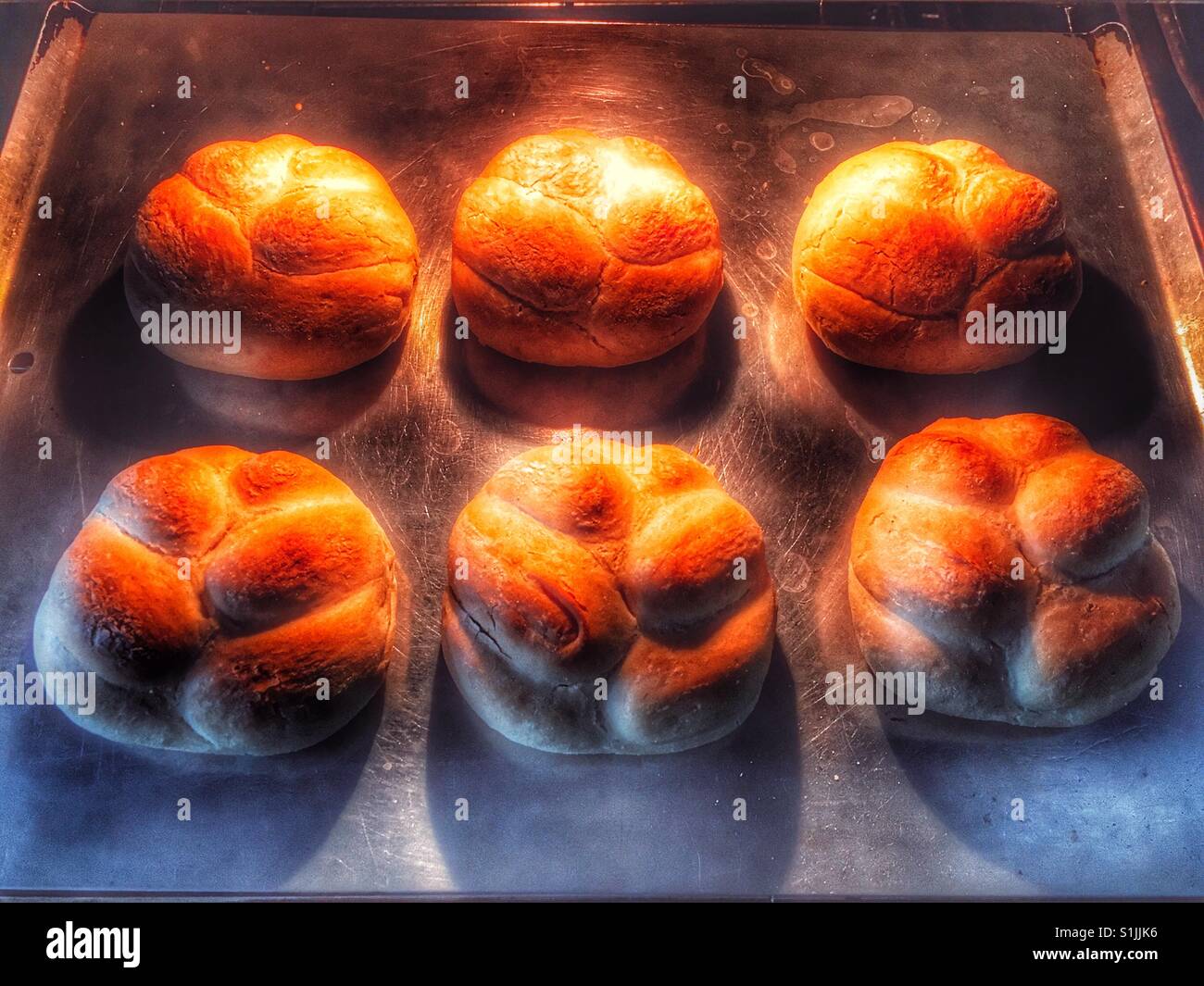Paul Hollywood Teil gebackenes knuspriges Brot Brötchen - Smartphone-aufgenommenes Stockfoto