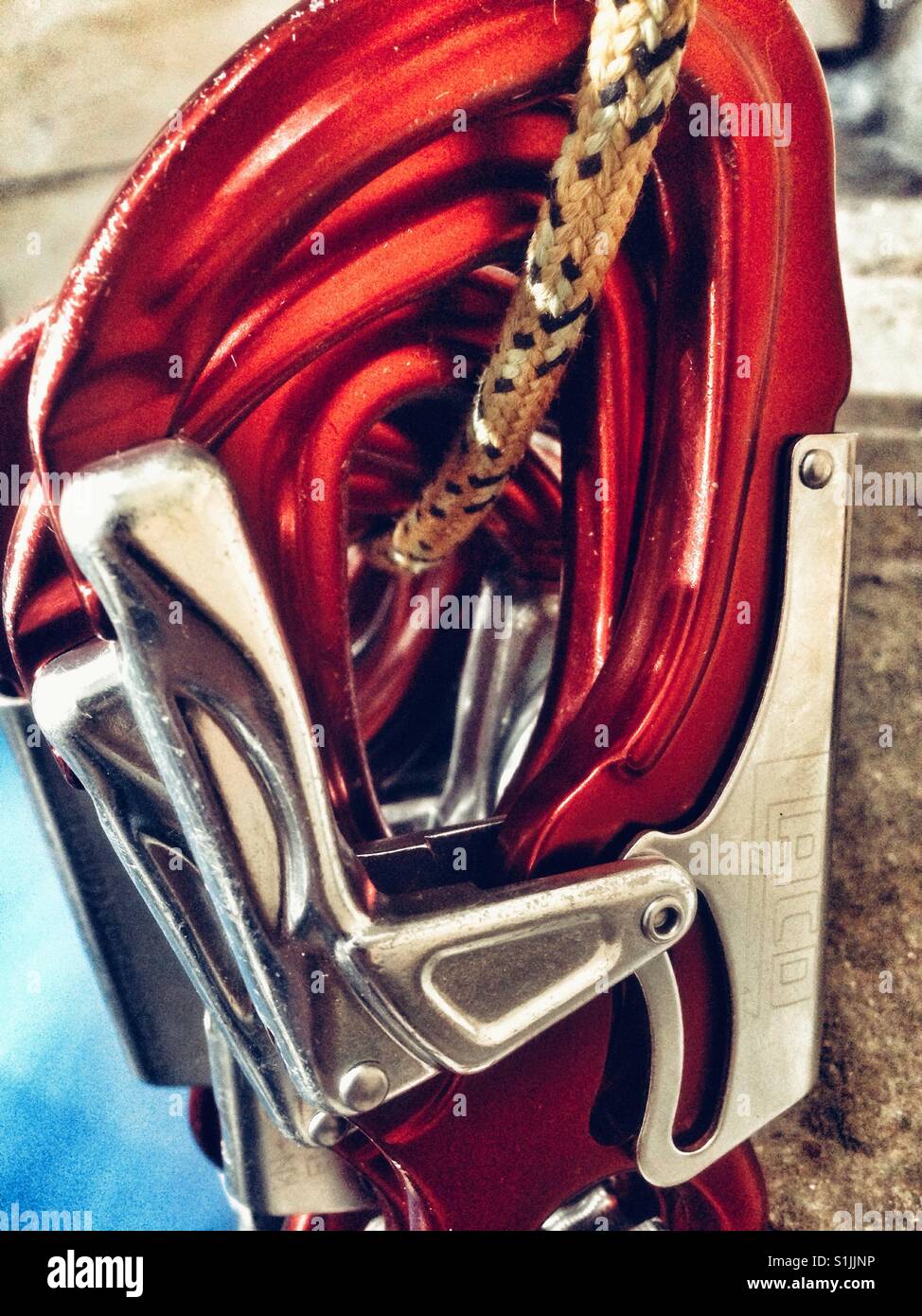 Rot Karabiner am Kletterseil Stockfoto