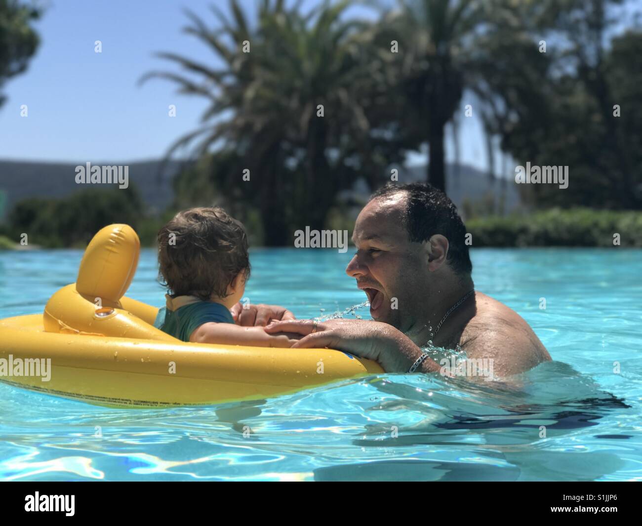 Vater und Sohn im Schwimmbad Stockfoto