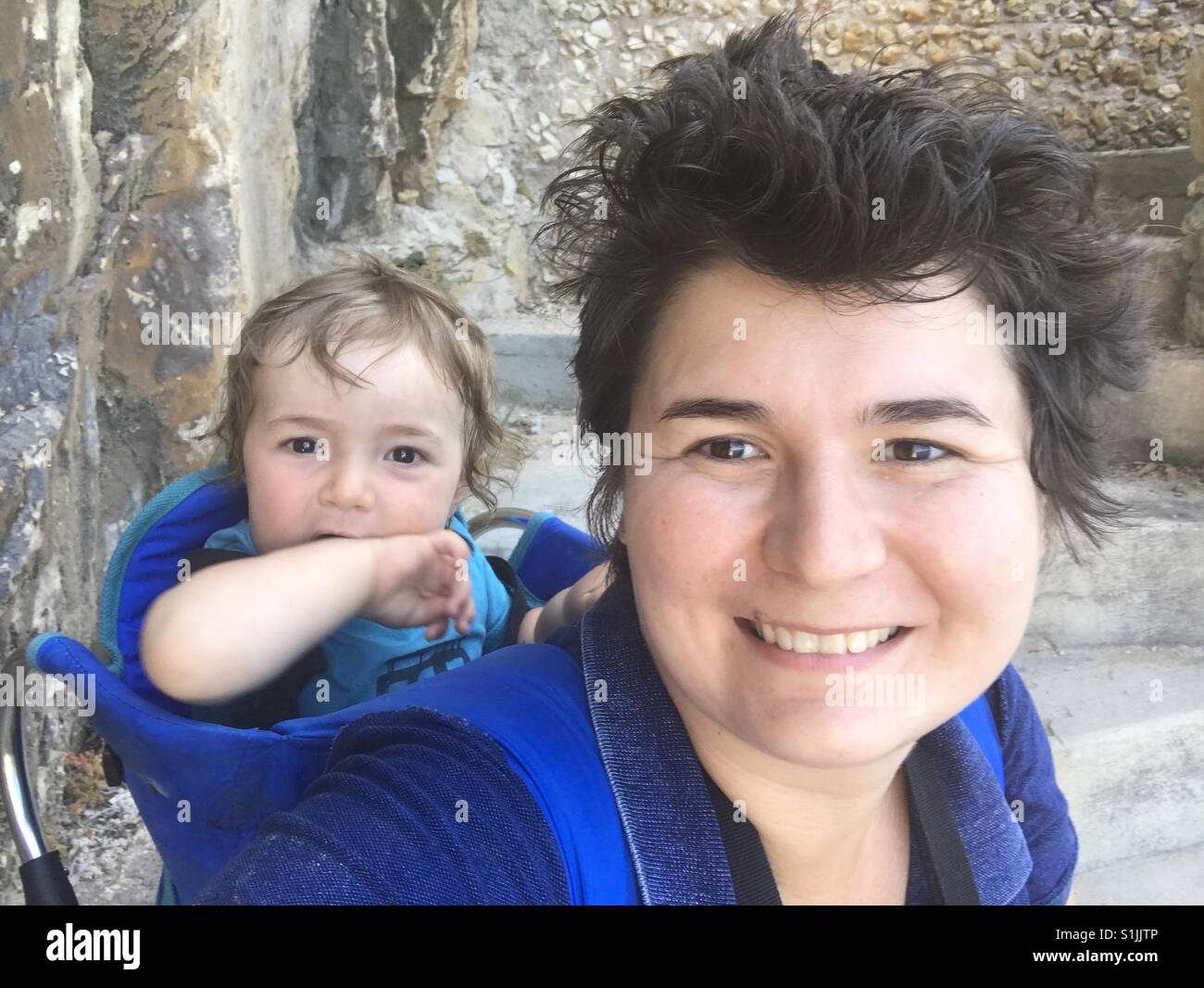Mutter und Baby-Wandern-Porträt - Smartphone-aufgenommenes Stockfoto