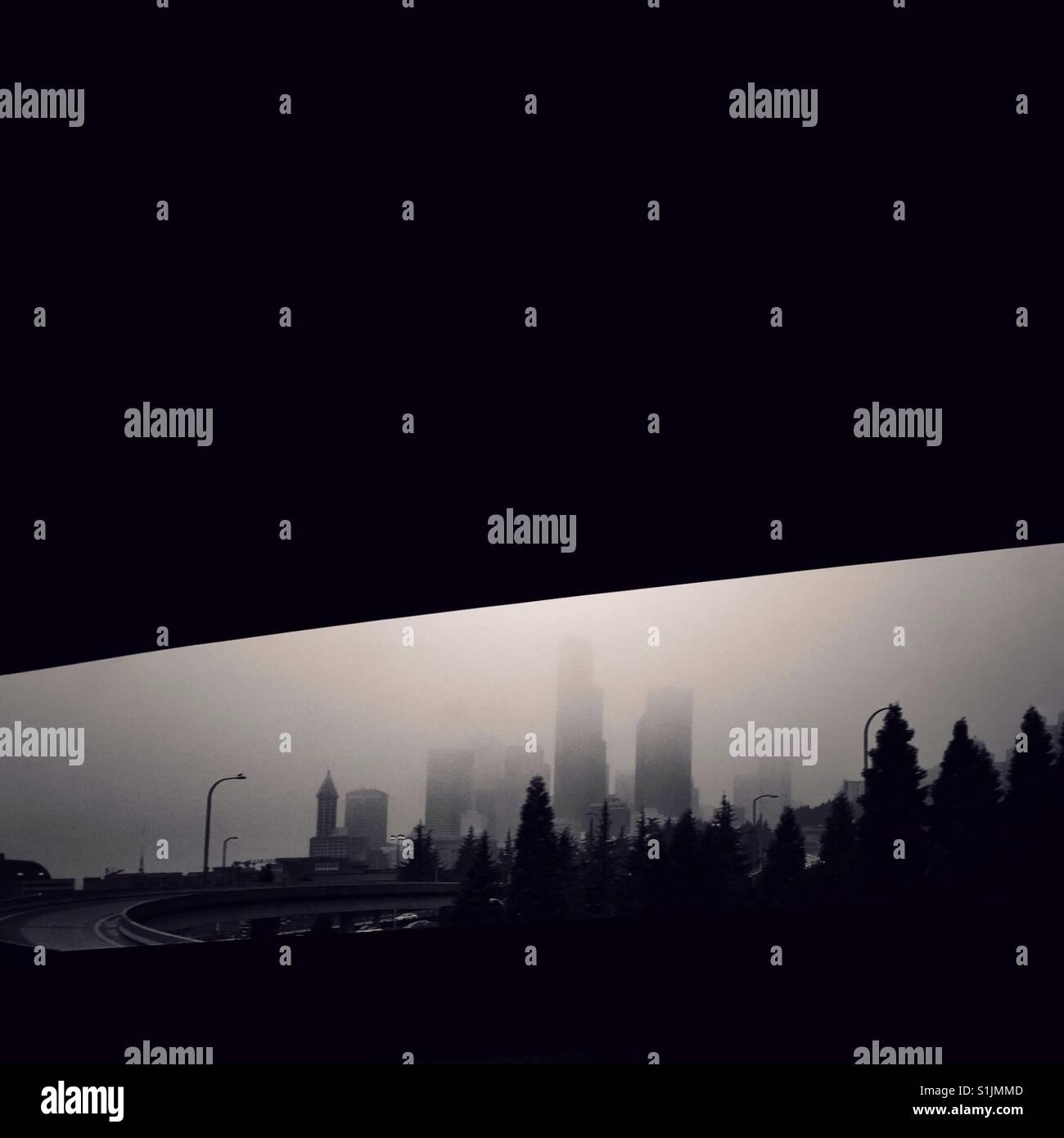 Monochromatisches Bild der Innenstadt von Seattle in Nebel gehüllt Stockfoto