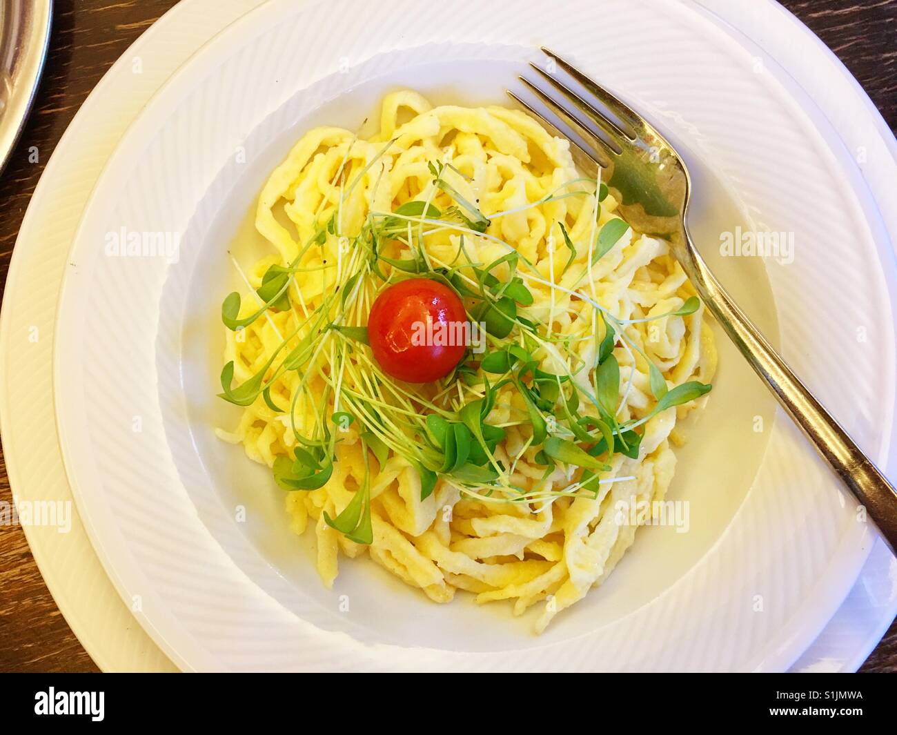 Essen Spätzle in Deutschland - Smartphone-aufgenommenes Stockfoto