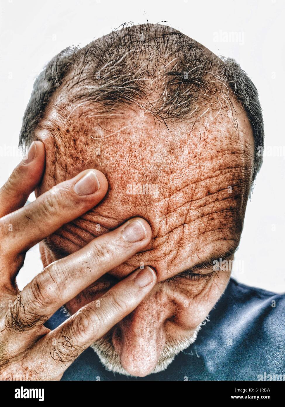 Nahaufnahme von Mann mittleren Alters mit Kopfschmerzen Stockfoto