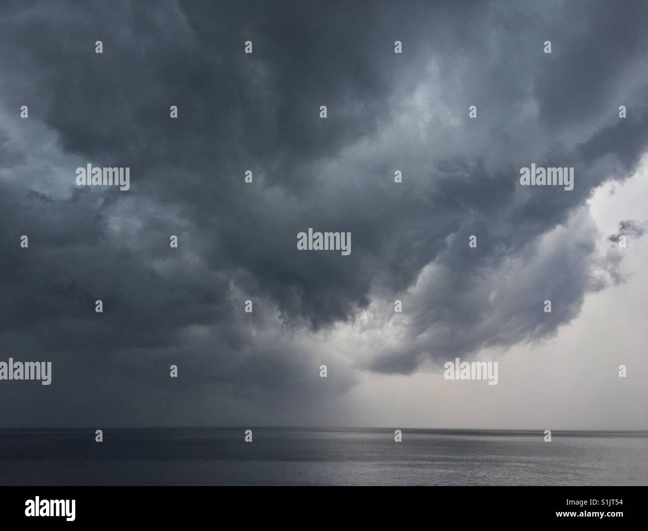 Sturm auf dem Meer mit dunklen bedrohlichen Wolken Stockfoto