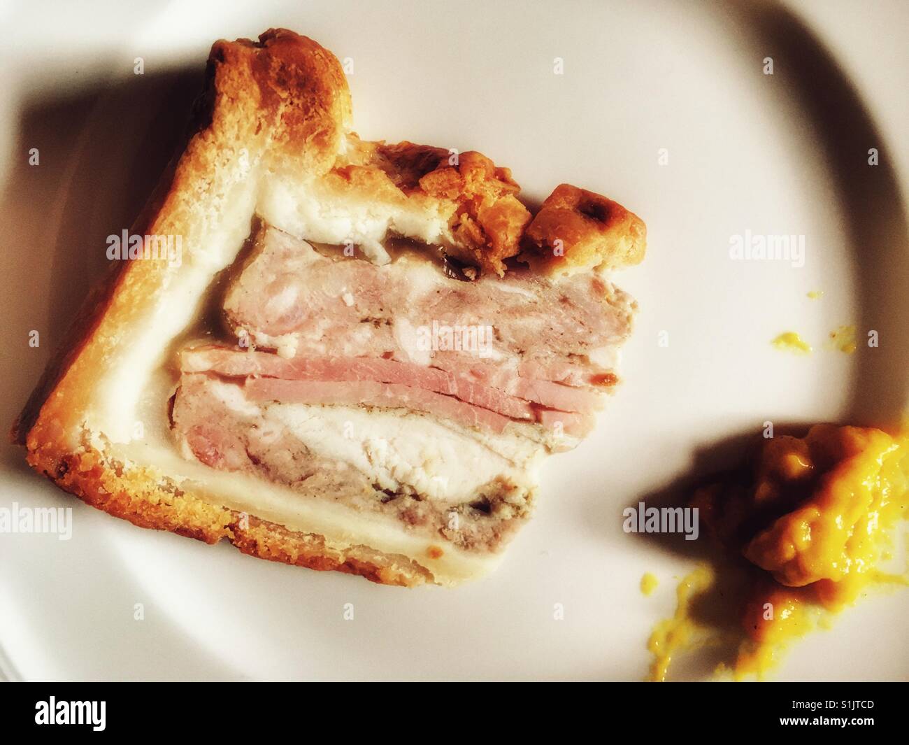 Schwein-Huhn und Schinken-Torte mit englischer Senf - Smartphone-aufgenommenes Stockfoto