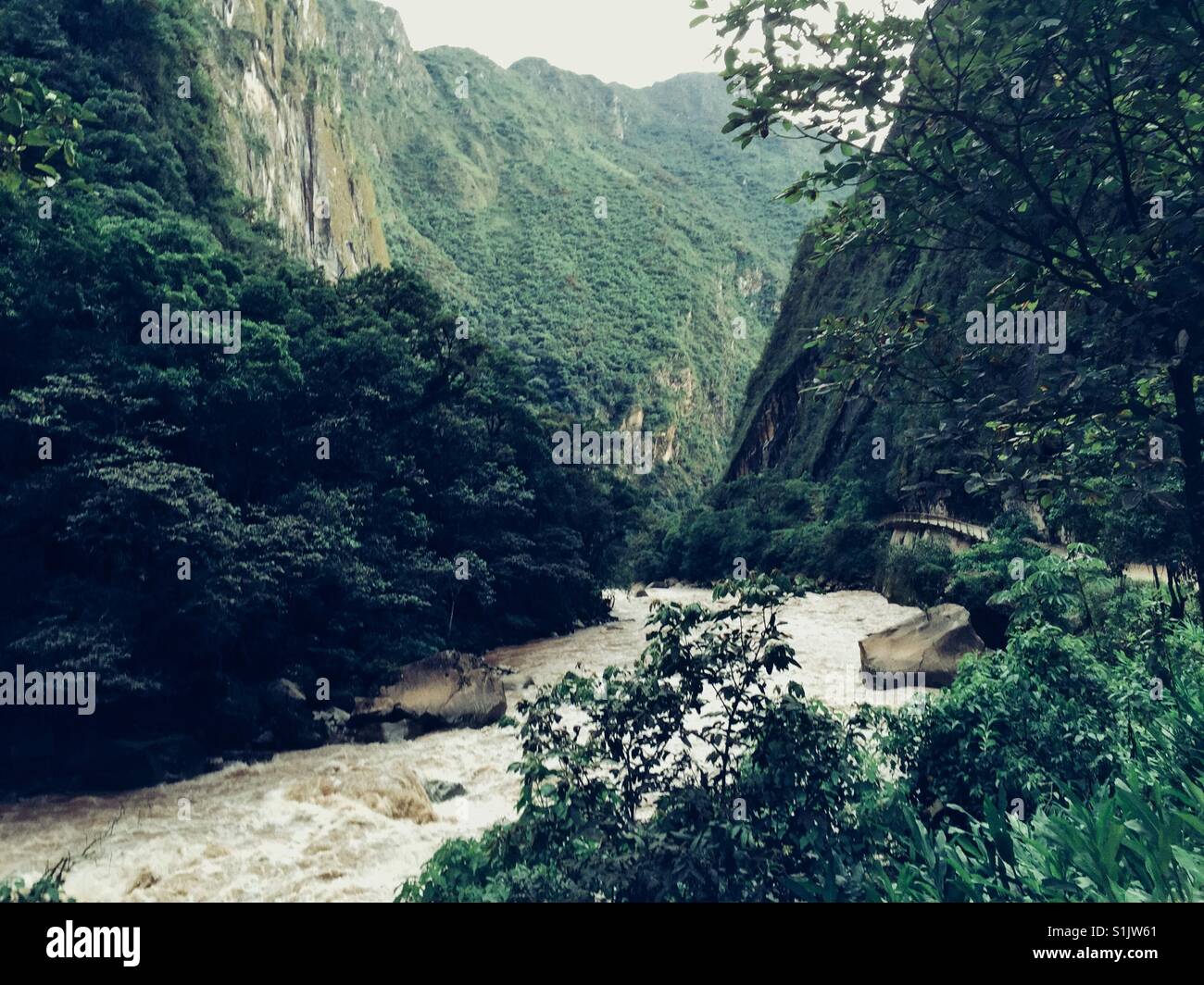 Leistungsstarke Urubamba Fluss fließt in den Anden in der Nähe von Aquas Calientes in Peru - Smartphone-aufgenommenes Stockfoto