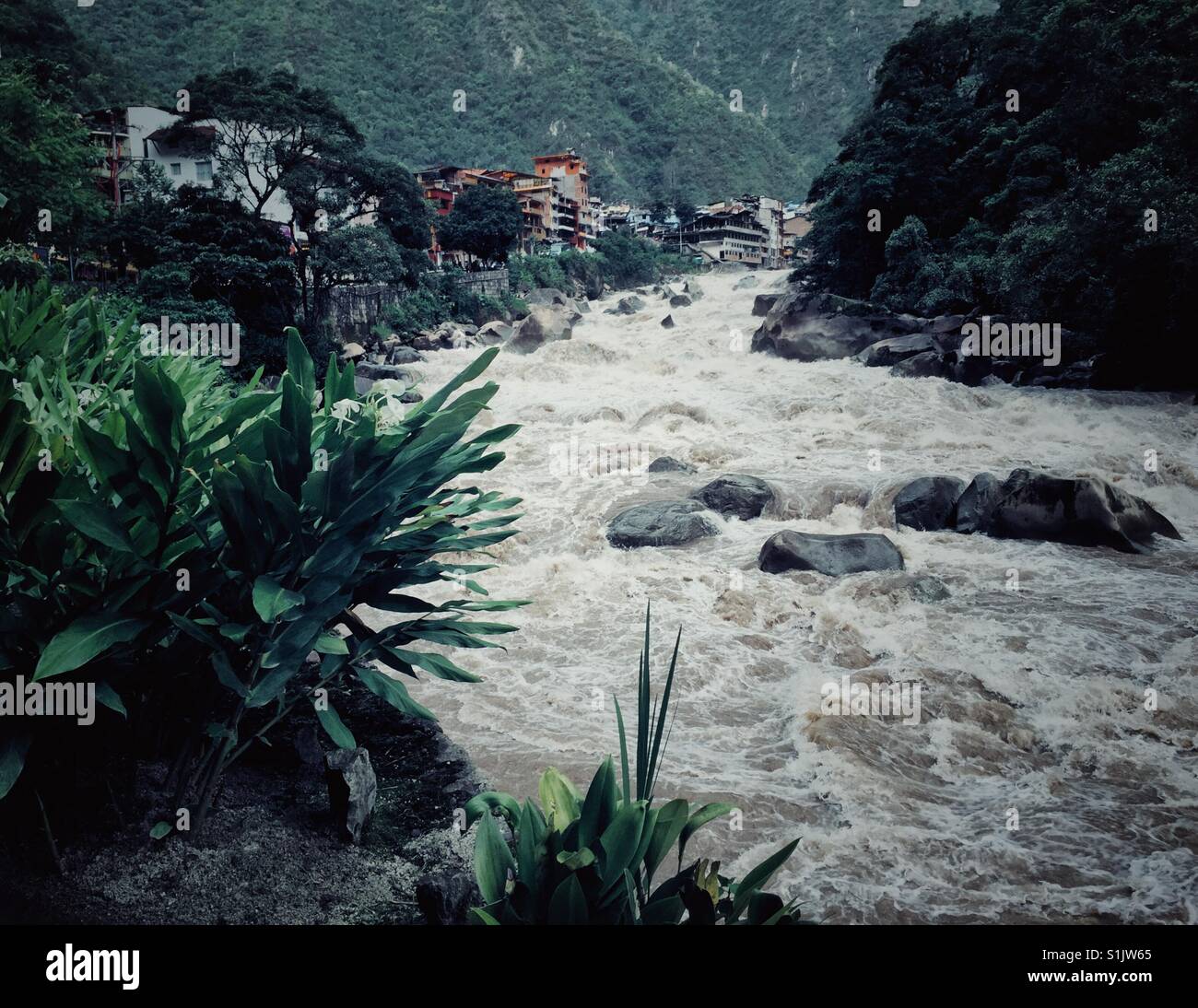 Leistungsstarke Urubamba Fluss fließt in den Anden in der Nähe von Aquas Calientes in Peru - Smartphone-aufgenommenes Stockfoto