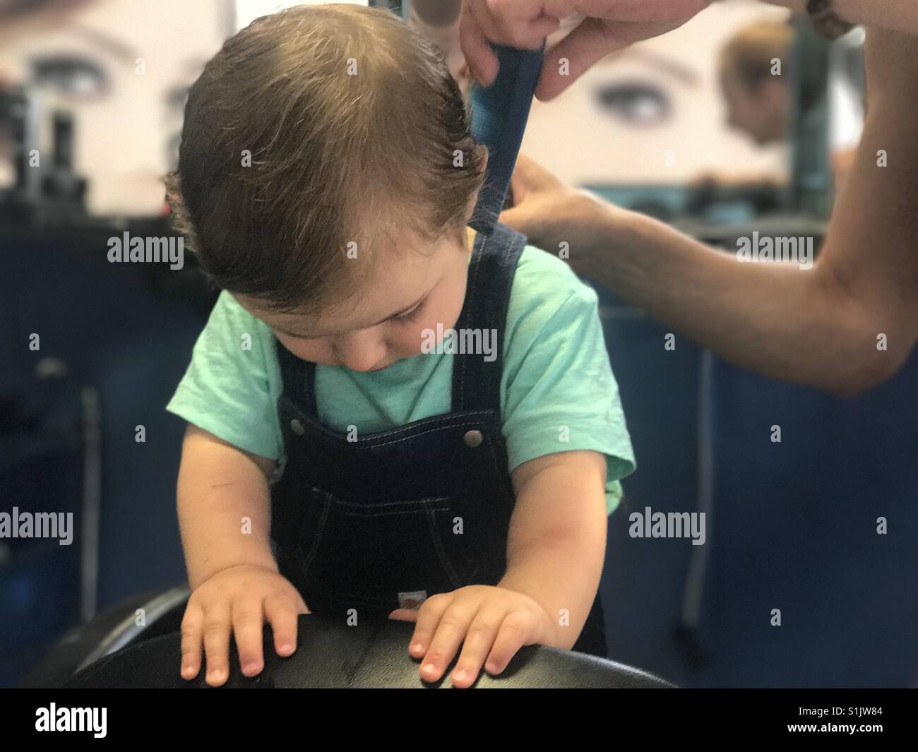 Baby Haare Friseur schneiden im salon Stockfoto
