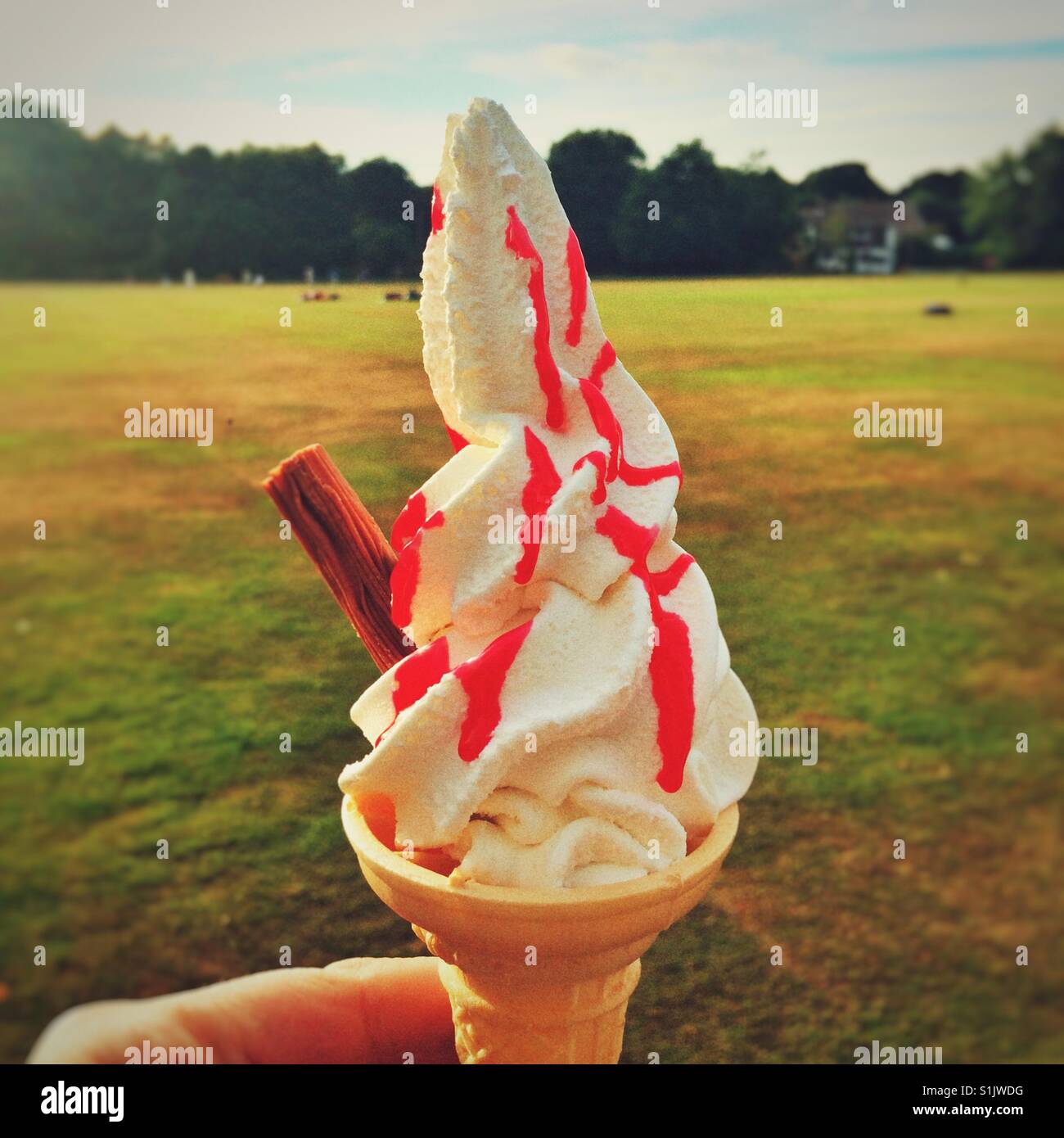 99 Flocke-Eis mit Erdbeersauce Stockfoto