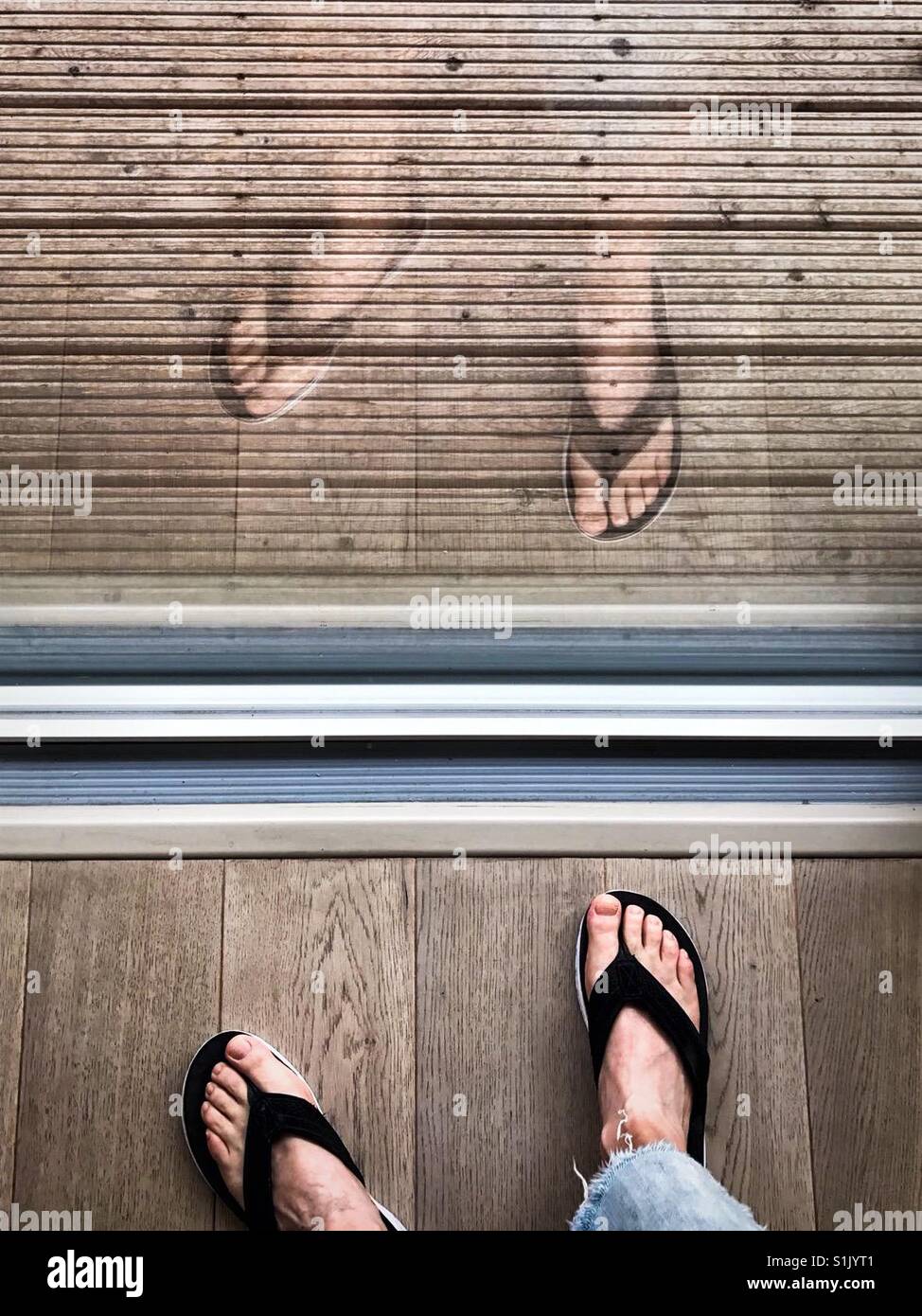 Geisterhafte Füße in Flip Flops, ausgehen in Sommerzeit Stockfoto