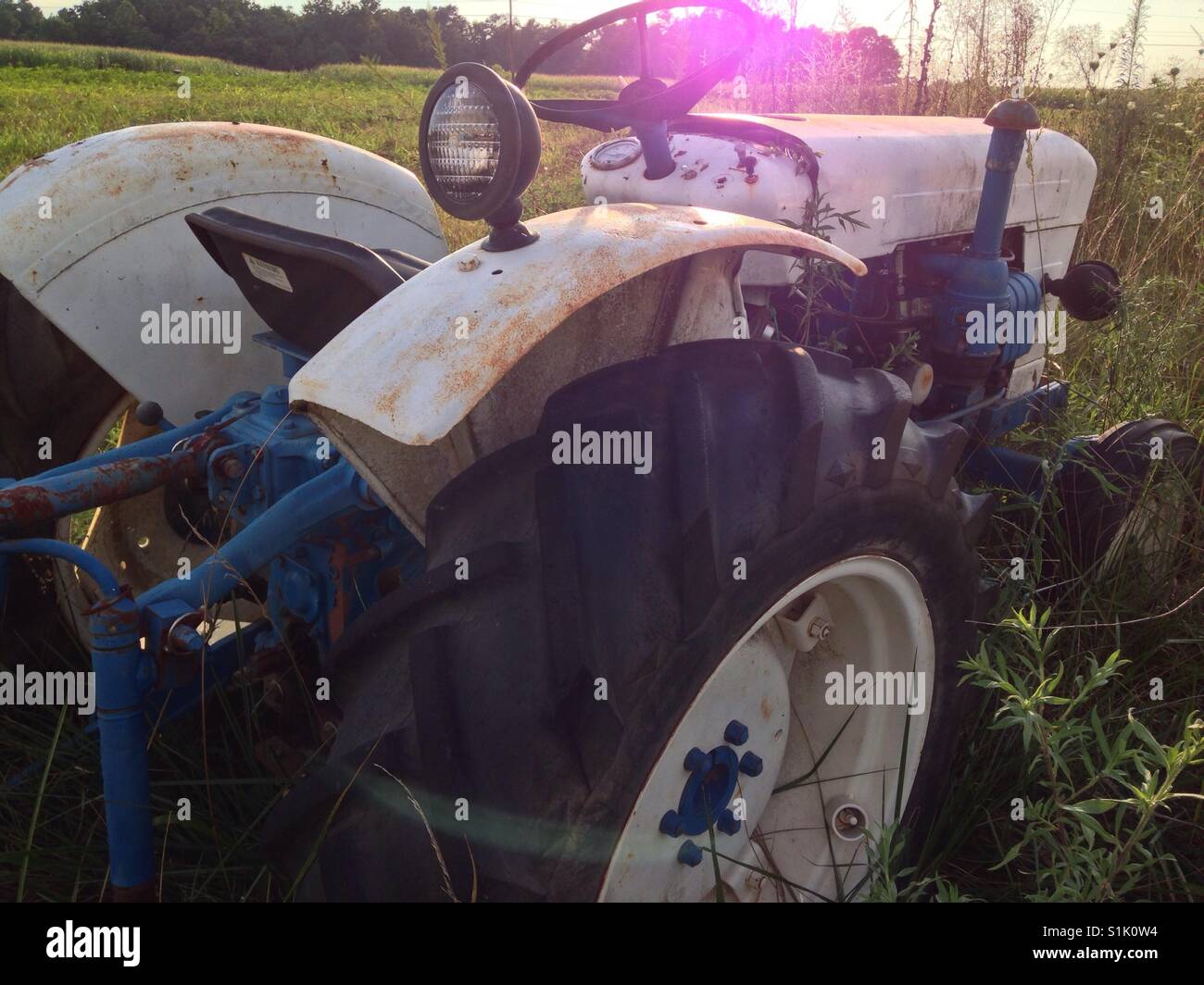 Nahaufnahme von blauen und weißen Traktor im späten Nachmittag Sonnenlicht - North Carolina Stockfoto