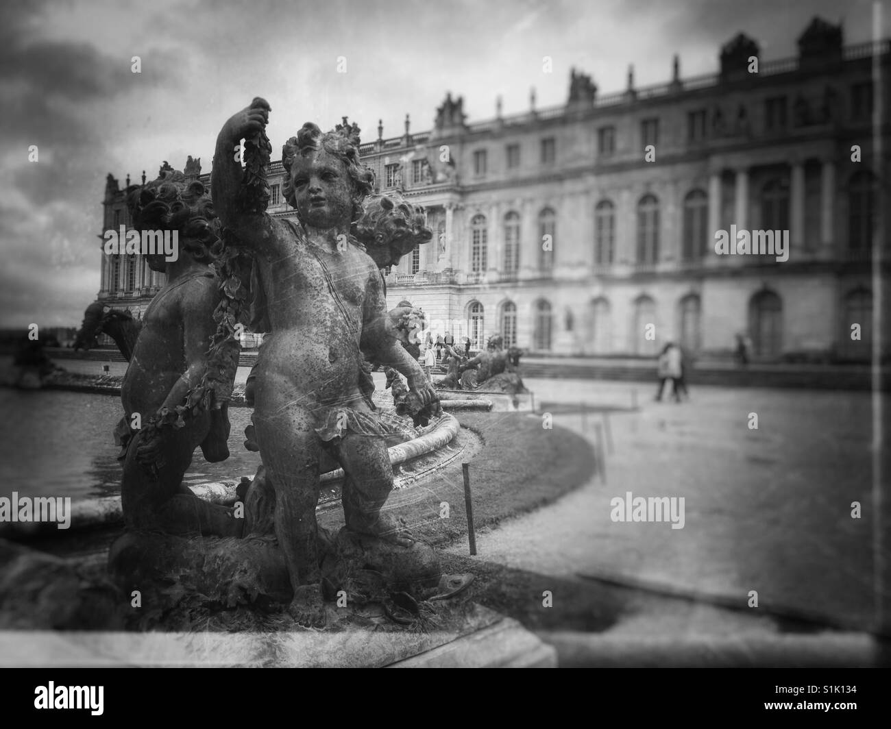 Schwarz und weiß von Schloss Versailles mit Statuen in den Vordergrund, Frankreich. Stockfoto