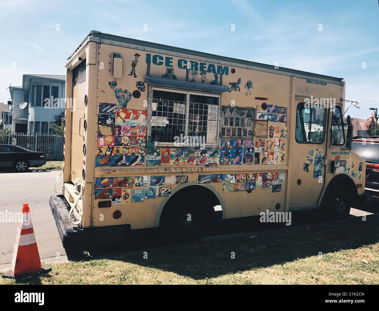 Ein Oldschool Eiswagen bedeckt in Aufkleber, sitzt Vorfahrt in einer Nachbarschaft von Los Angeles, Kalifornien. Stockfoto