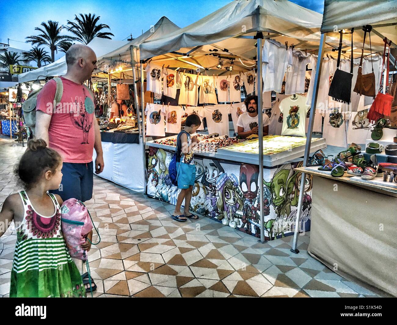 Touristen im Sommer, Vater und Tochter auf dem Nachtmarkt am Arenal, Javea, Alicante, Spanien Stockfoto
