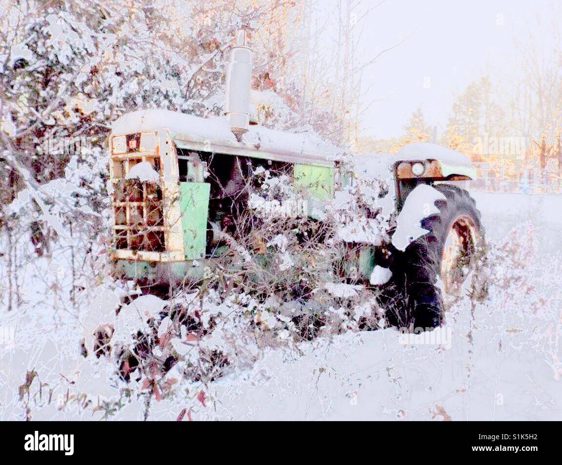 Verschneiten grün Traktor - North Carolina Stockfoto