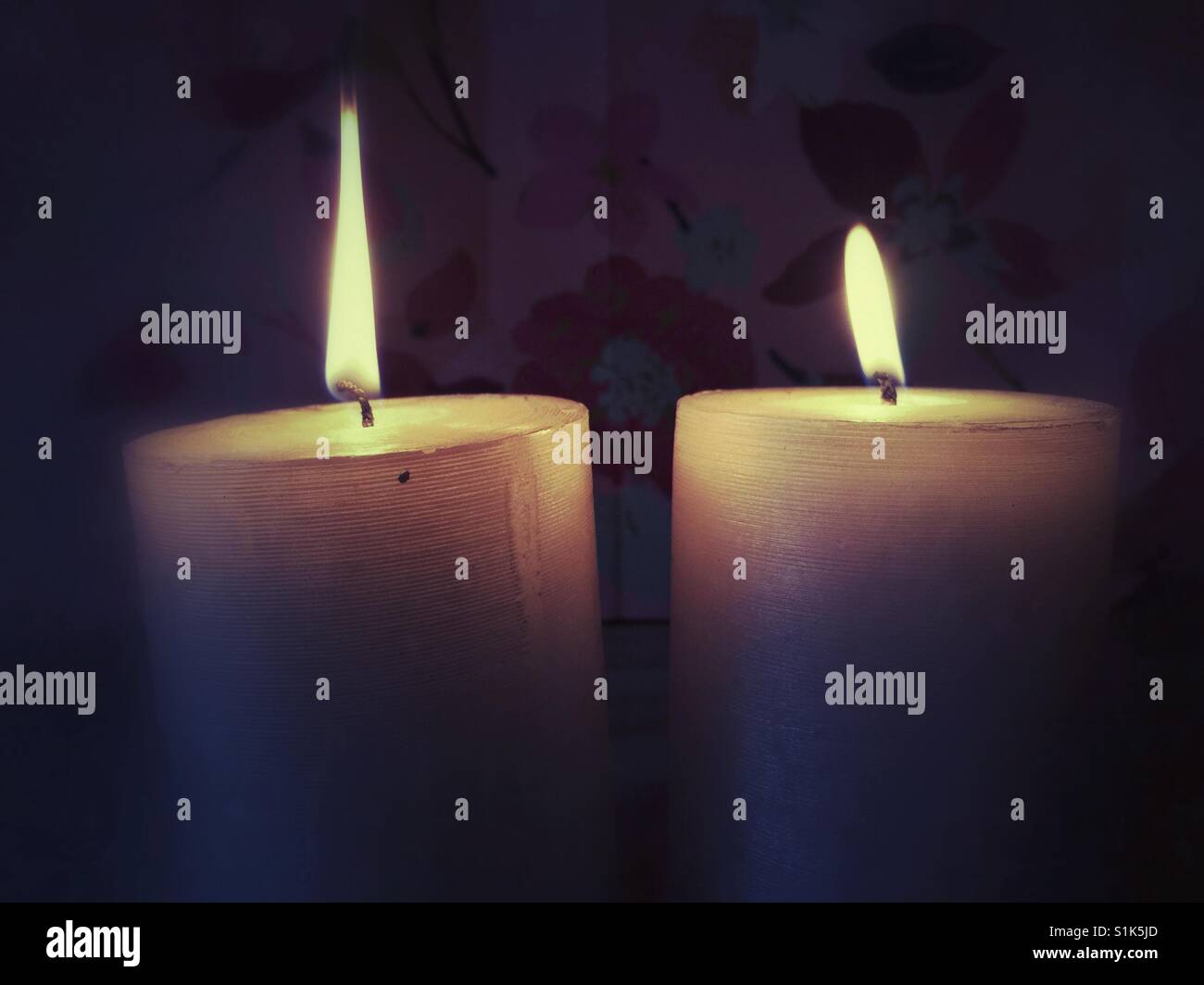 Zwei leuchtende Kerzen Stockfoto
