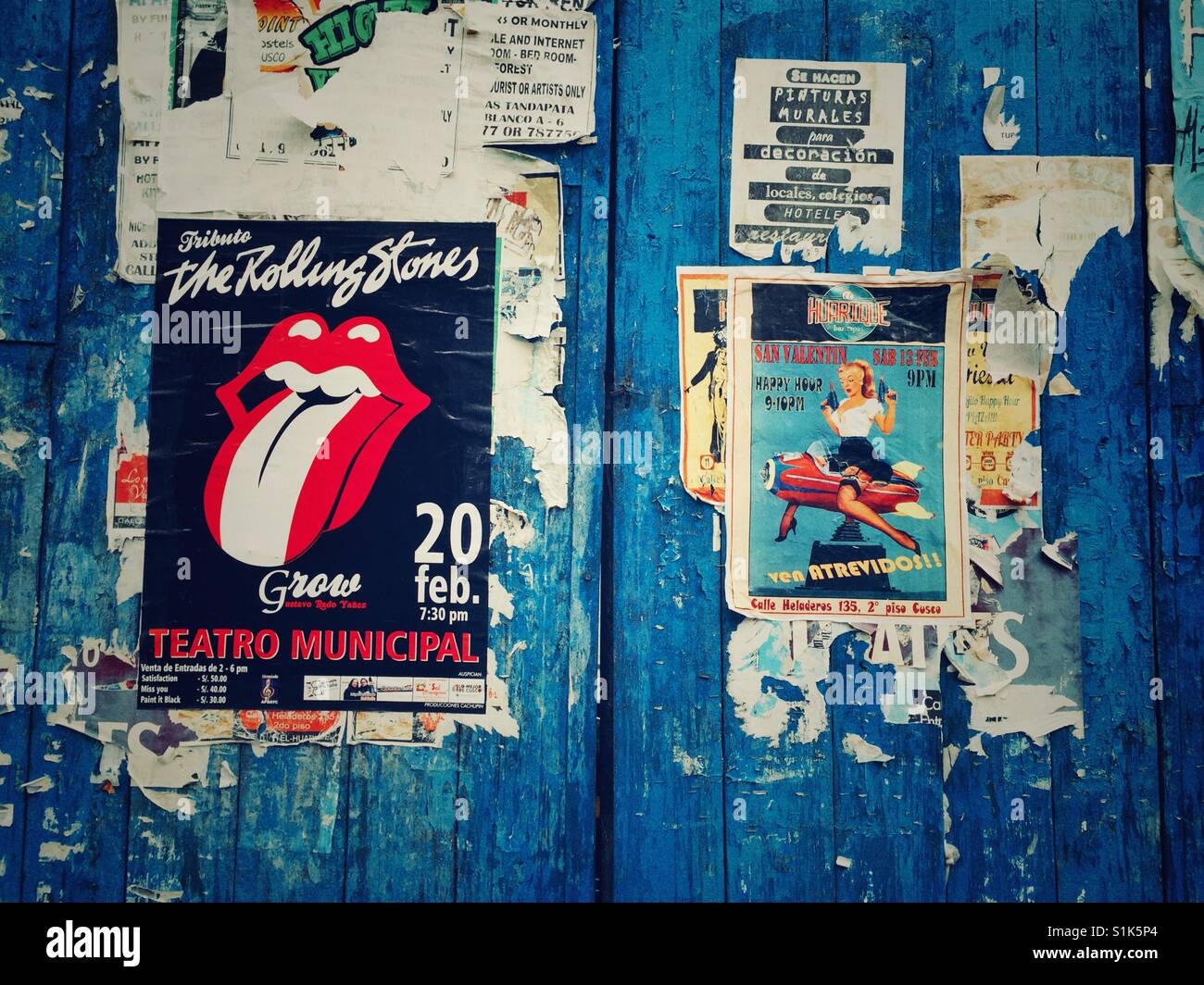 Plakate, die überall verputzt verwitterte kobaltblauen Tür in Cusco, Peru Stockfoto