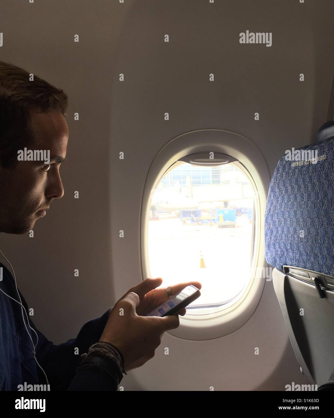 Passagier iPhone anhören Stockfoto