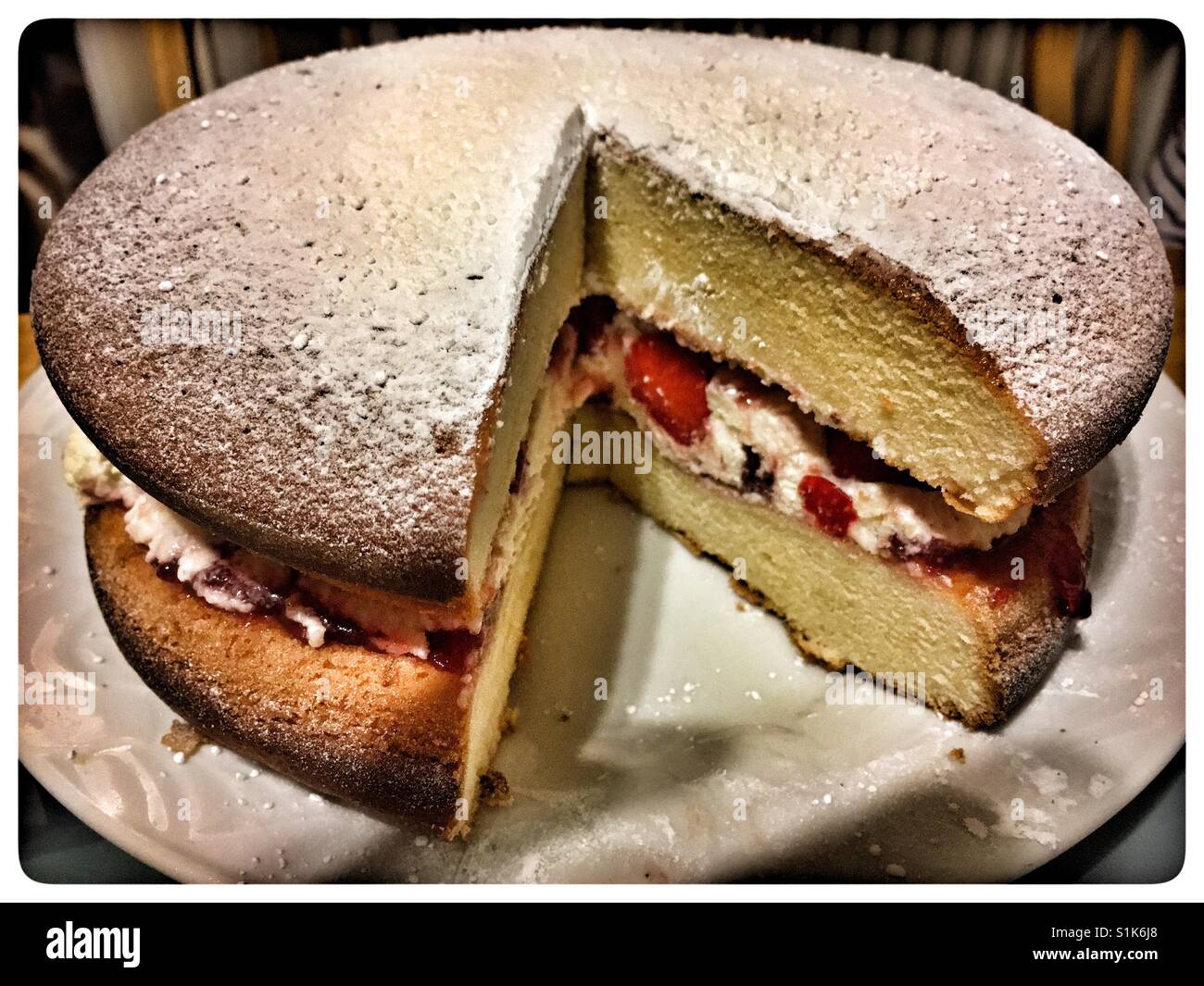 Victoria Sandwich Kuchen mit Erdbeeren und frischer Sahne. Stockfoto