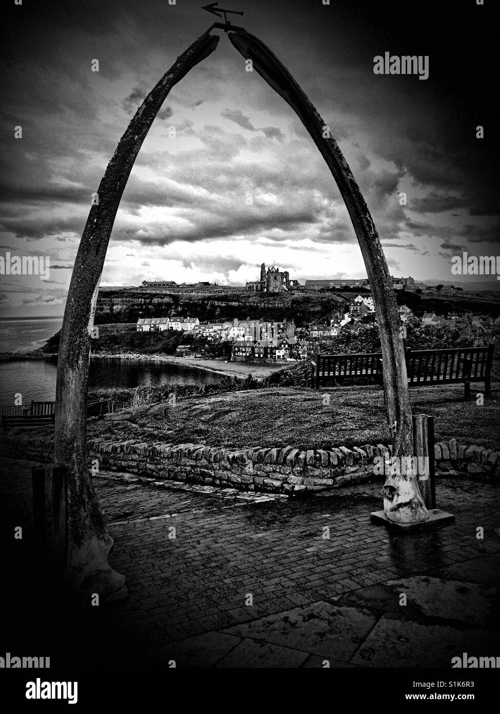 Whitby Abtei umrahmt von Walknochen - Smartphone-aufgenommenes Stockfoto