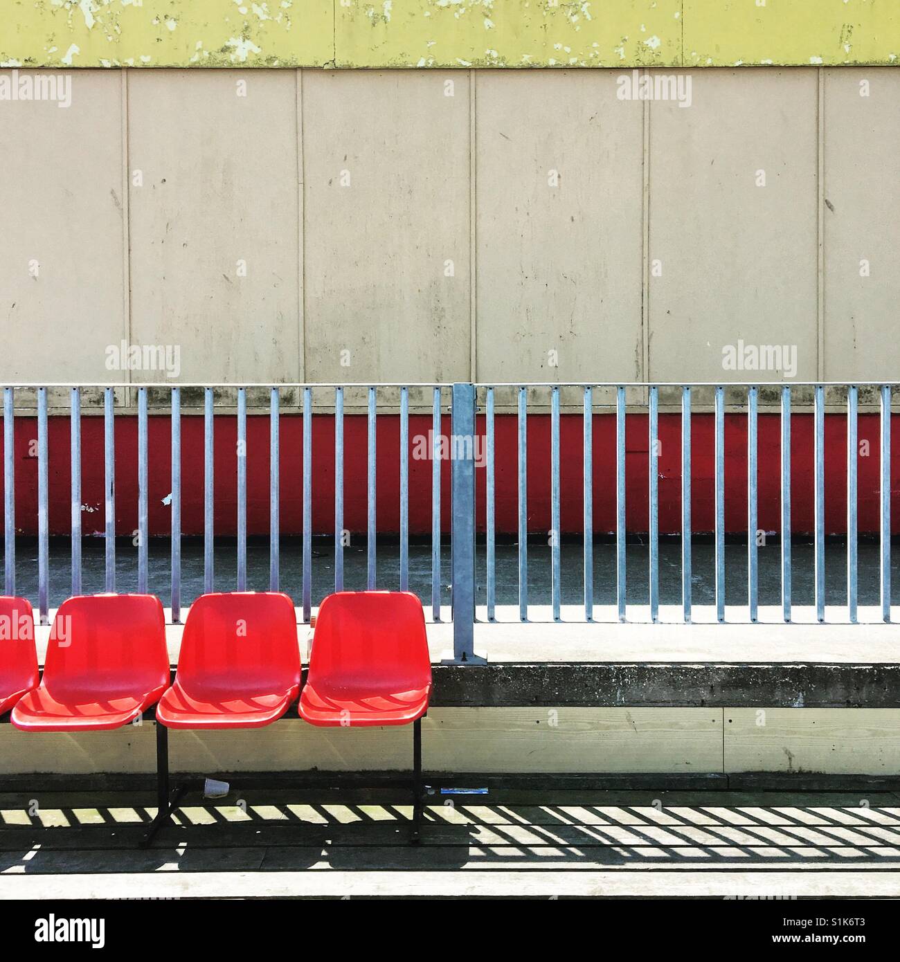 Rote Stühle auf Walton pier Stockfoto