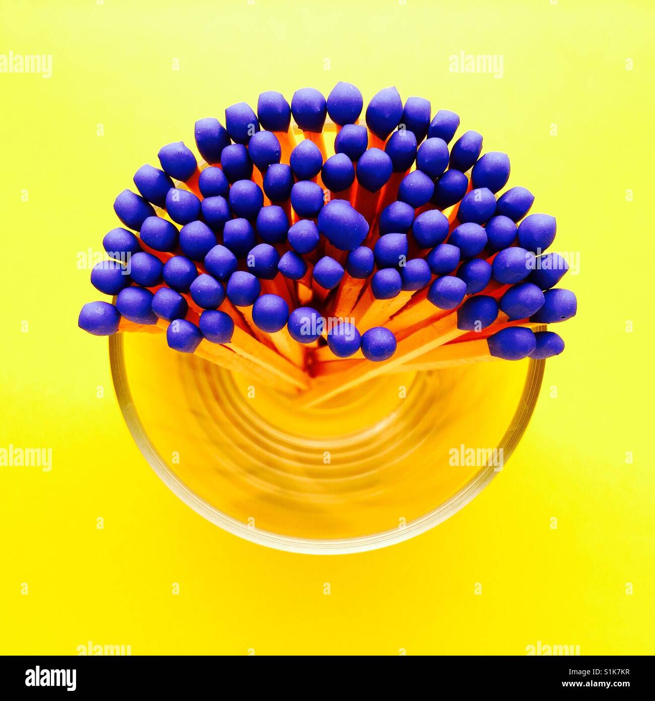 Ein Overhead Schuss von einem Glasbehälter halb voll von blauen Spitzen Streichhölzer Stockfoto