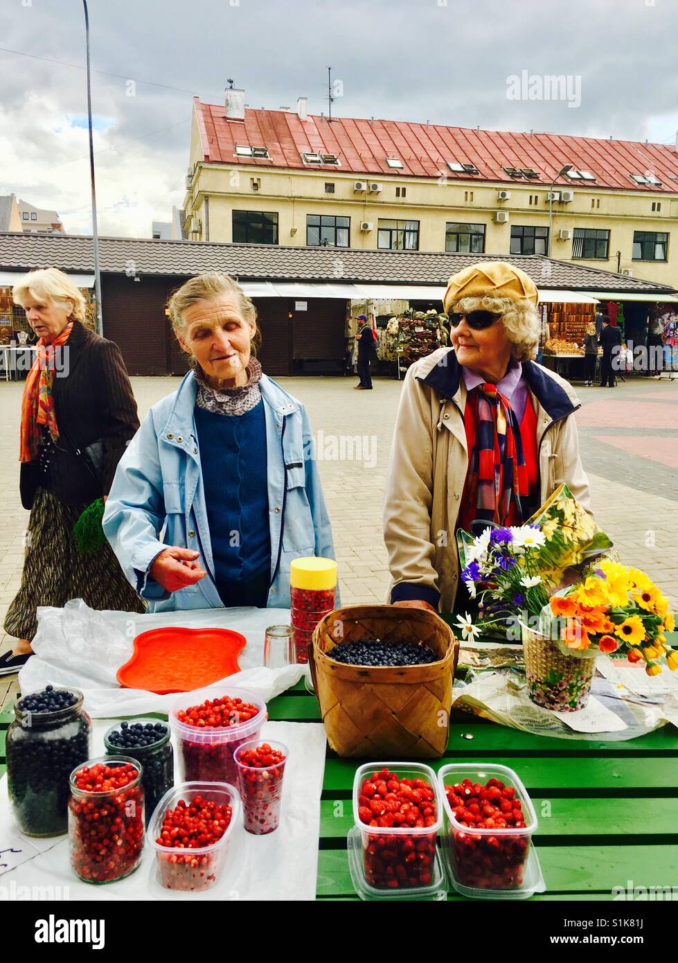 Lettische Frauen verkaufen ihre Hause angebaute Obst und Gemüse auf dem Großmarkt in Riga, Lettland. Stockfoto